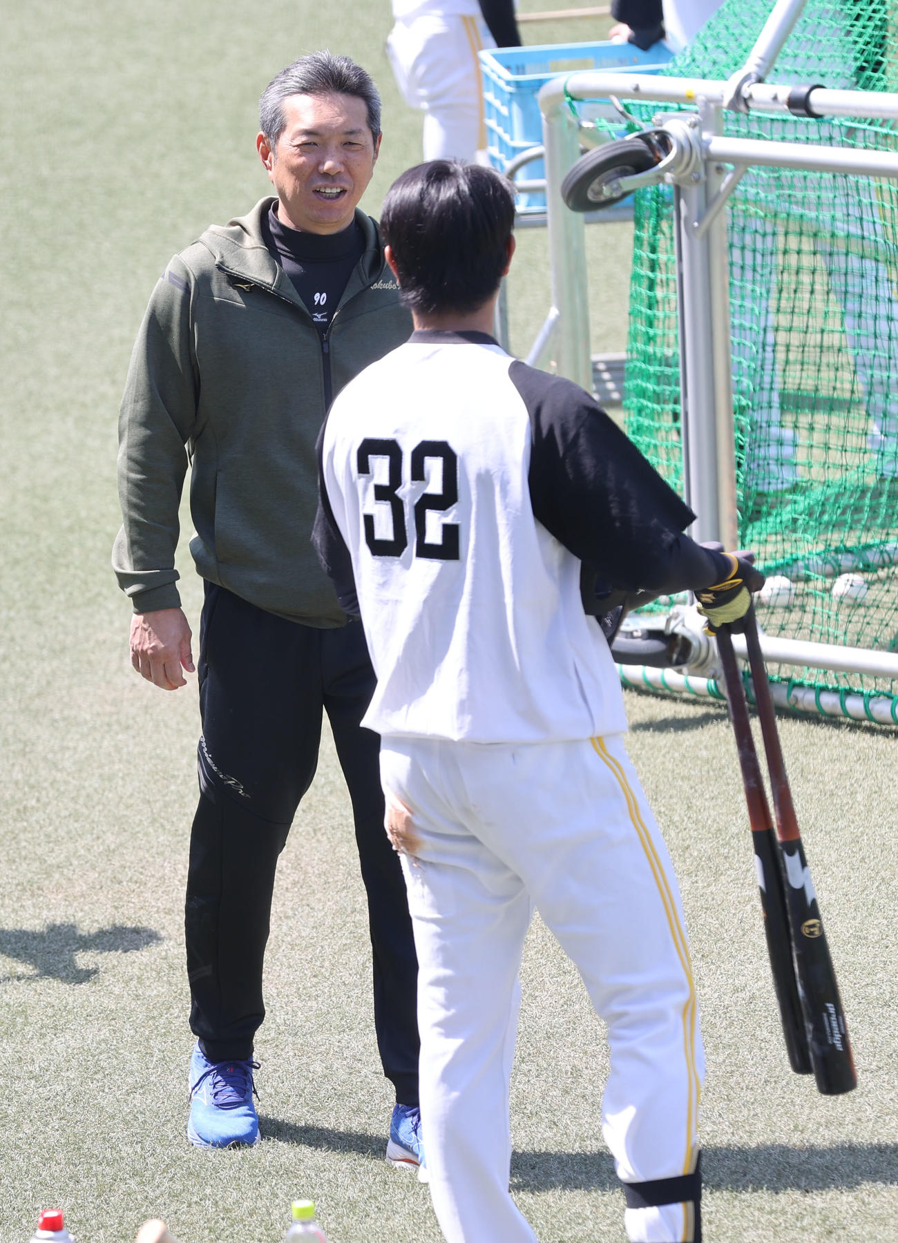 柳町（手前）と話をする小久保監督（撮影・梅根麻紀）