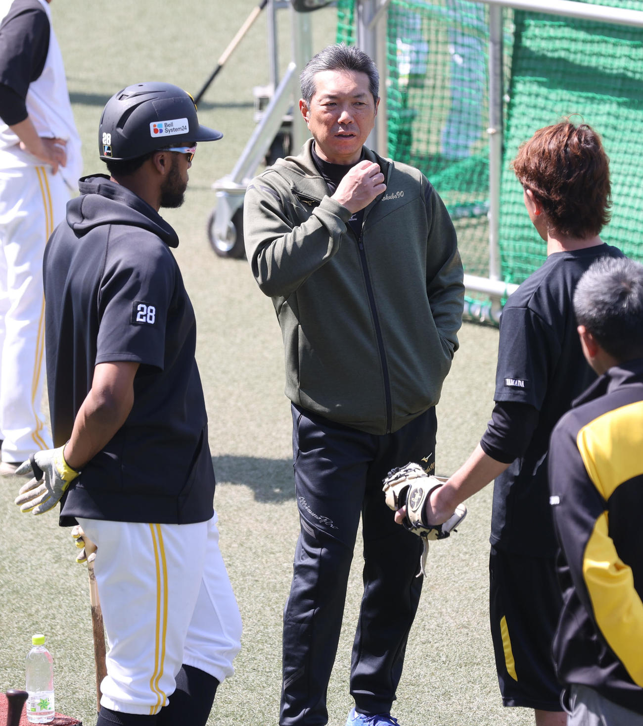ウォーカー（左）と話をする小久保監督（撮影・梅根麻紀）