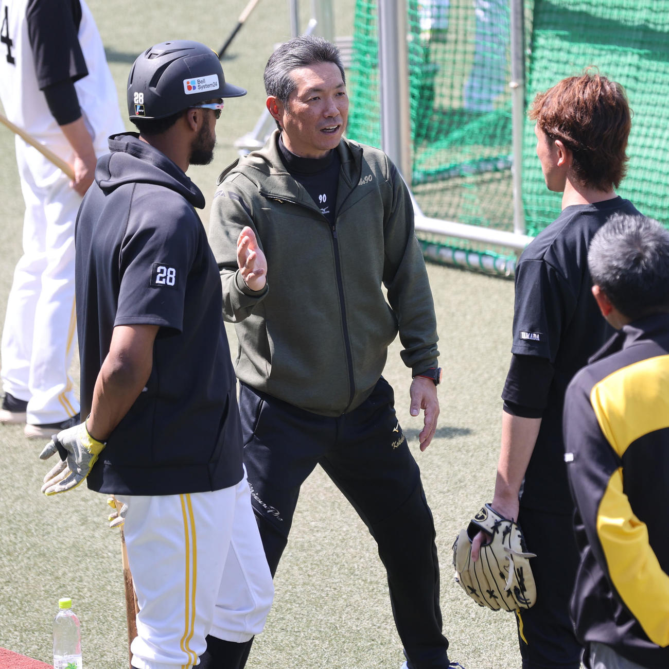 ウォーカー（左）と話をする小久保監督（撮影・梅根麻紀）
