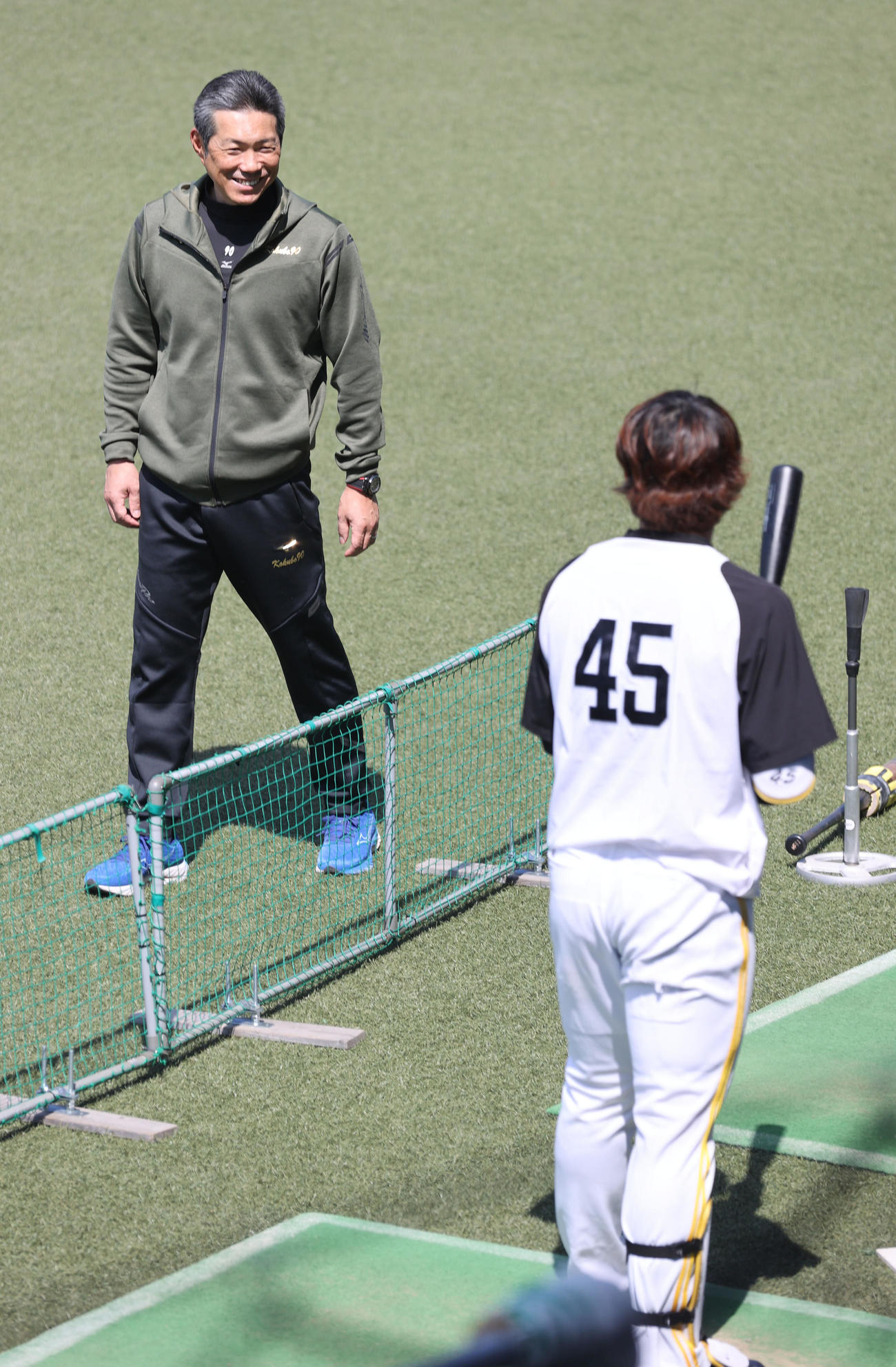 谷川原と笑顔で話をする小久保監督（撮影・梅根麻紀）