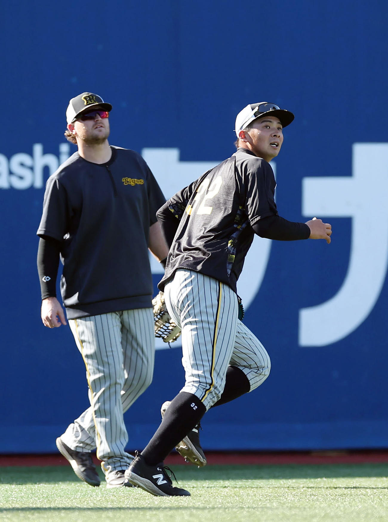 DeNA対阪神　1軍に合流し、左翼でノックを受ける阪神井上。左はノイジー（撮影・前田充）