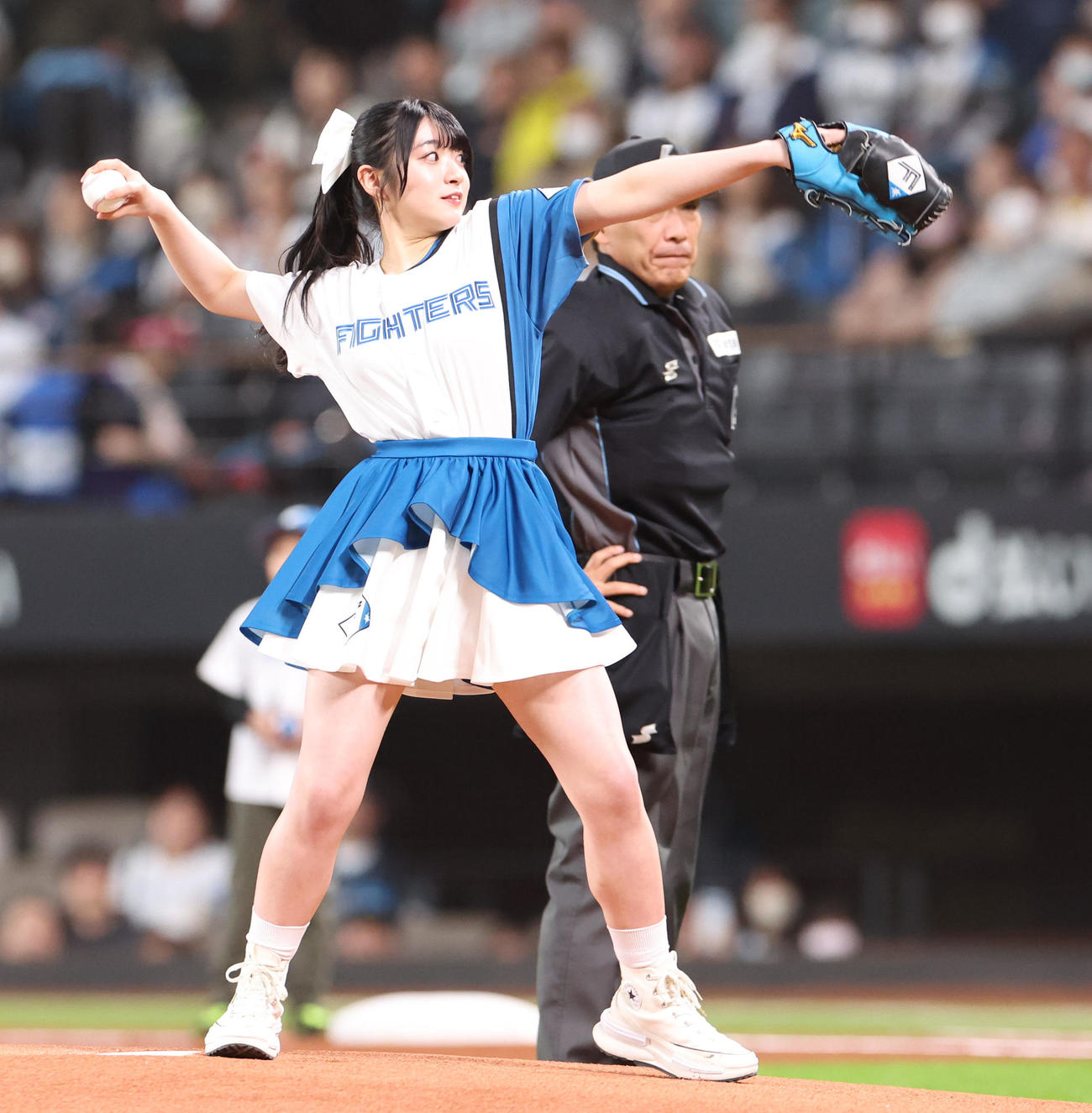 日本ハム対ロッテ　試合前、始球式を務める声優の進藤あまね（撮影・佐藤翔太）