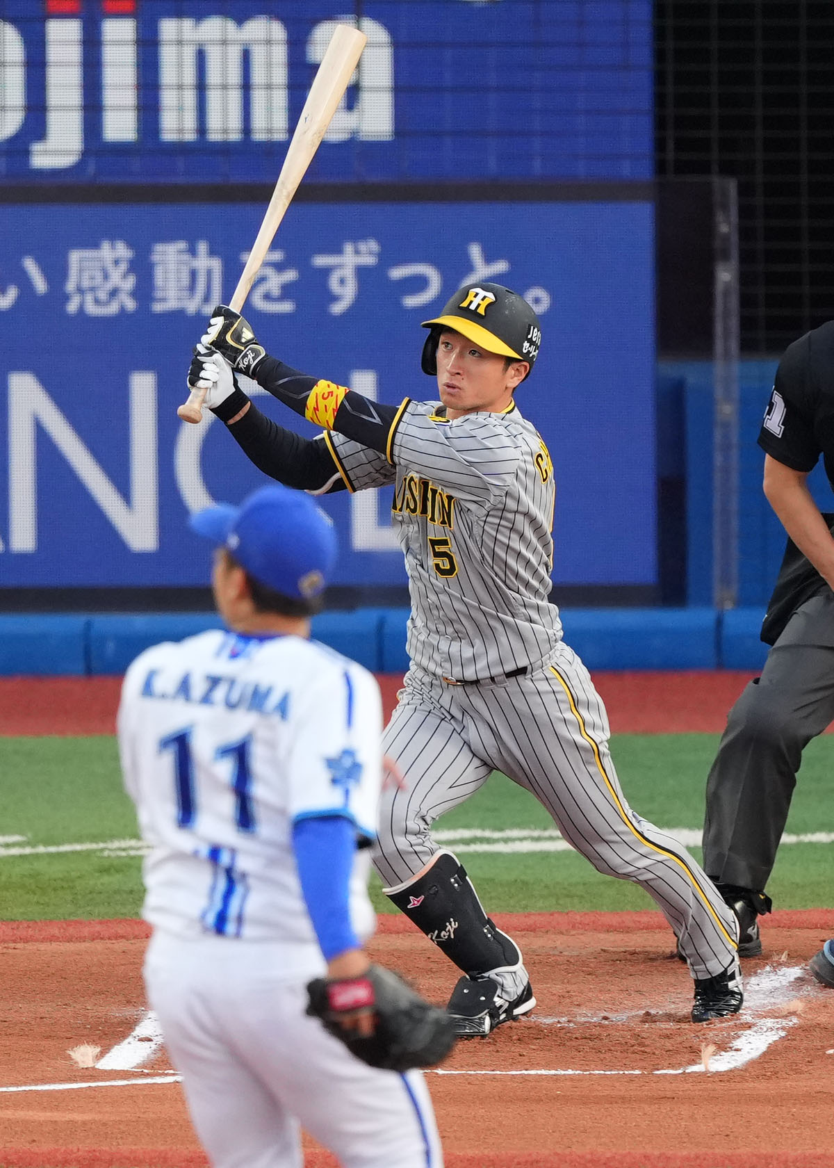 DeNA対阪神　1回表阪神無死、右越え本塁打を放つ近本。投手東（撮影・横山健太）