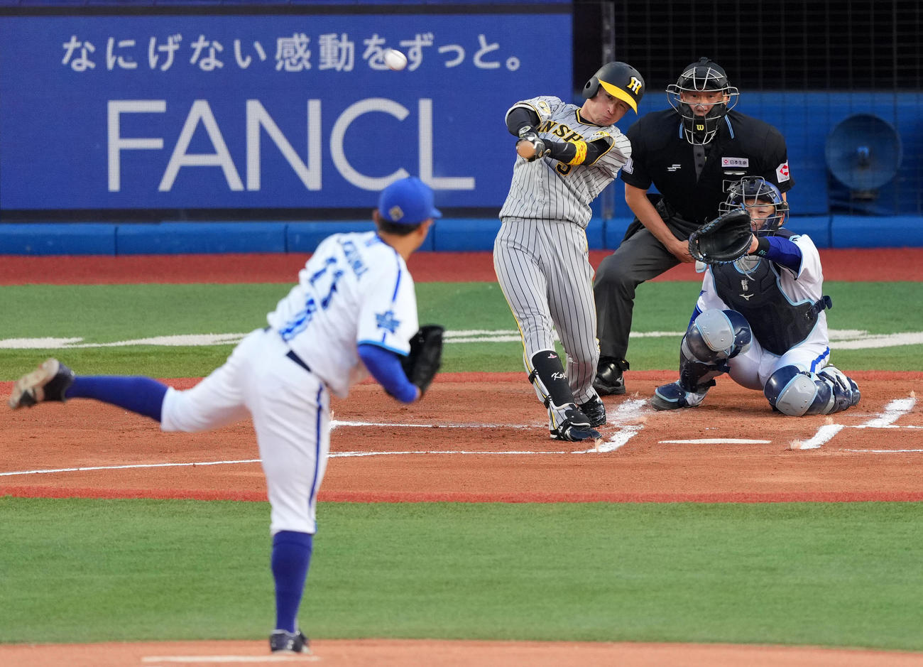 DeNA対阪神　1回表阪神無死、右越え本塁打を放つ近本。投手東（撮影・横山健太）