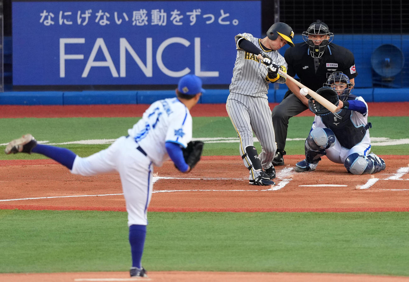 DeNA対阪神　1回表阪神無死、右越え本塁打を放つ近本。投手東（撮影・横山健太）