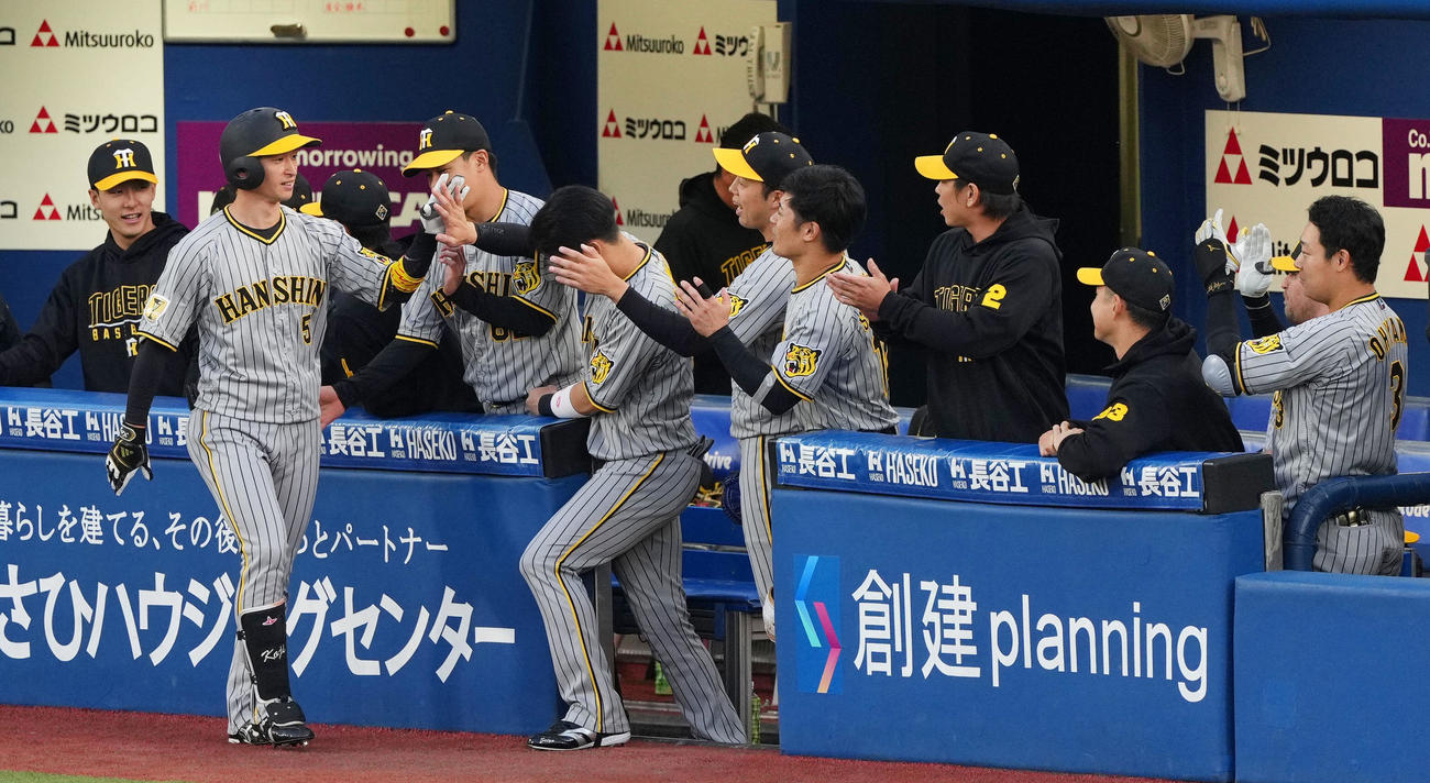 DeNA対阪神　1回表阪神無死、右越え本塁打を放ちナインとタッチを交わす近本（左から2人目）（撮影・横山健太）