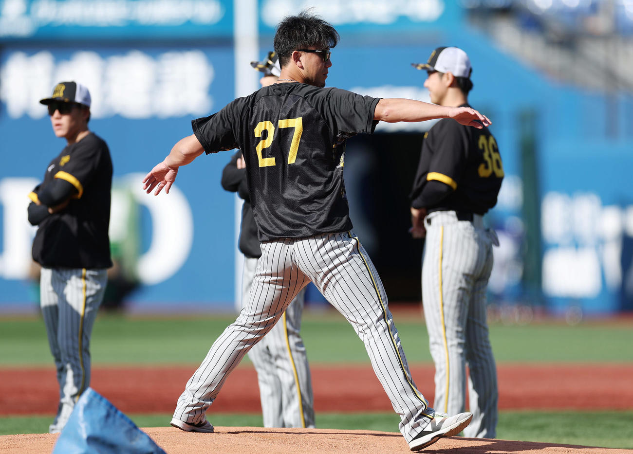 DeNA対阪神　横浜スタジアムのマウンドを確認する阪神伊藤将（手前）ら（撮影・前田充）
