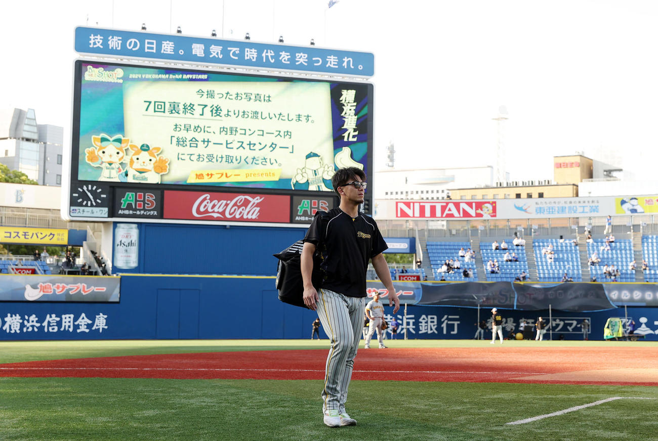 DeNA対阪神　試合前練習を終えた阪神伊藤将（撮影・前田充）