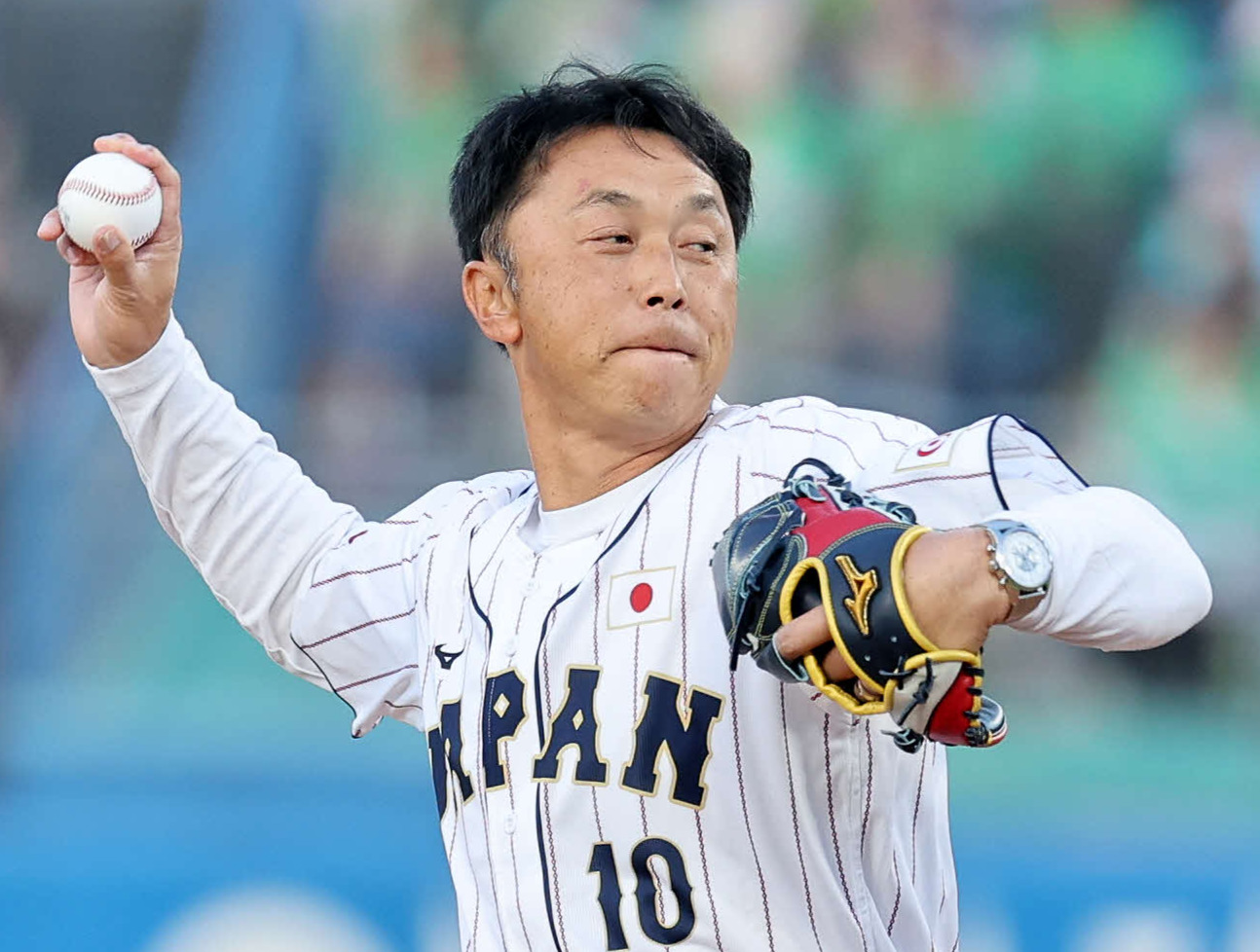 ヤクルト】宮本慎也氏が始球式、期待の選手に「何してんだ！早く上がっ