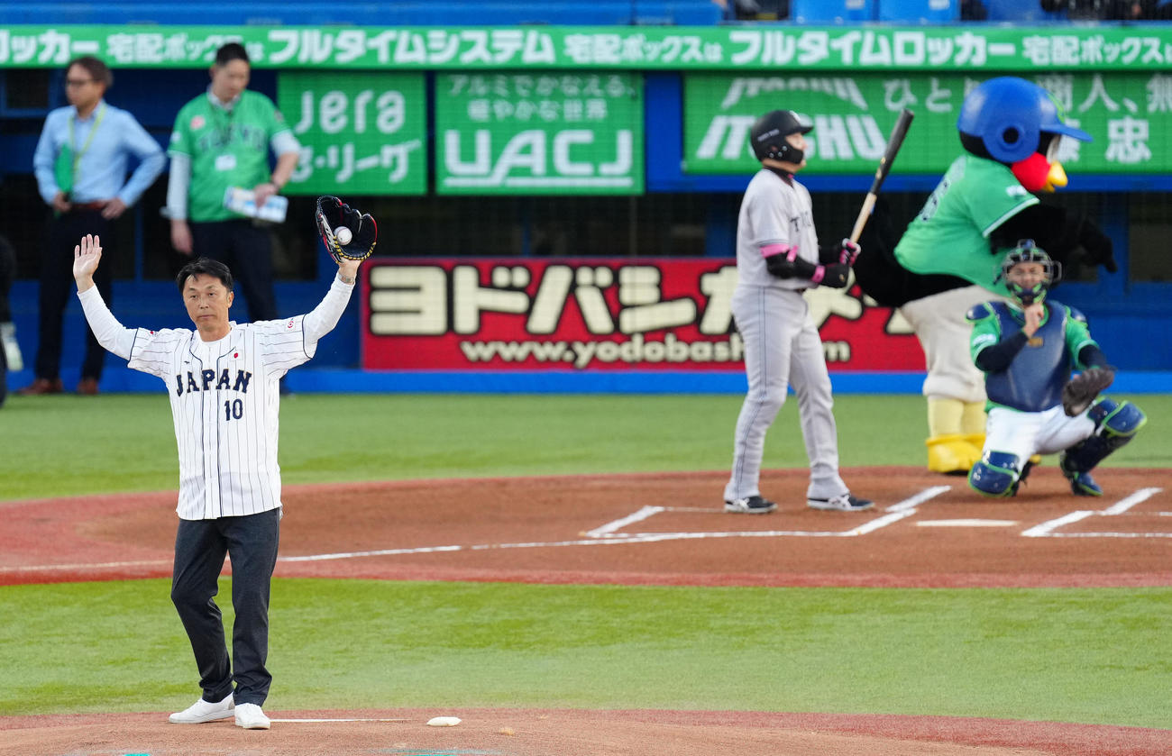 ヤクルト対巨人　試合前、始球式に臨む宮本氏（撮影・江口和貴）