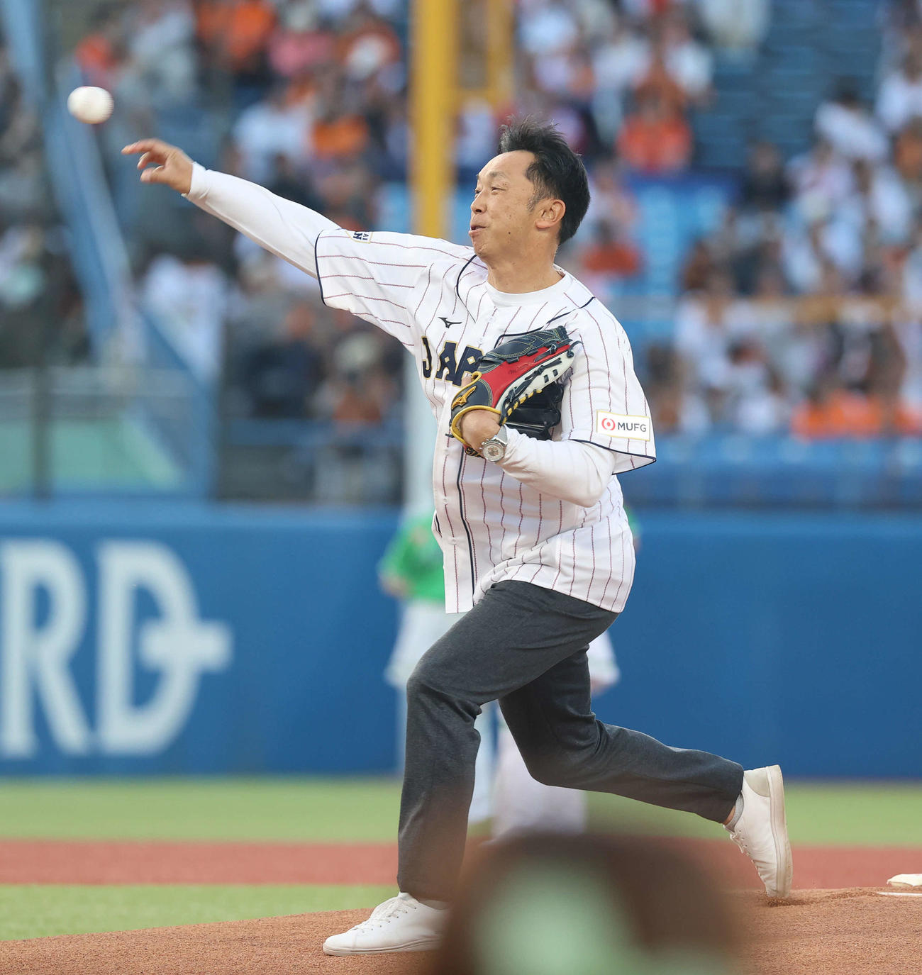 ヤクルト対巨人　始球式を行った宮本氏（撮影・河野匠）