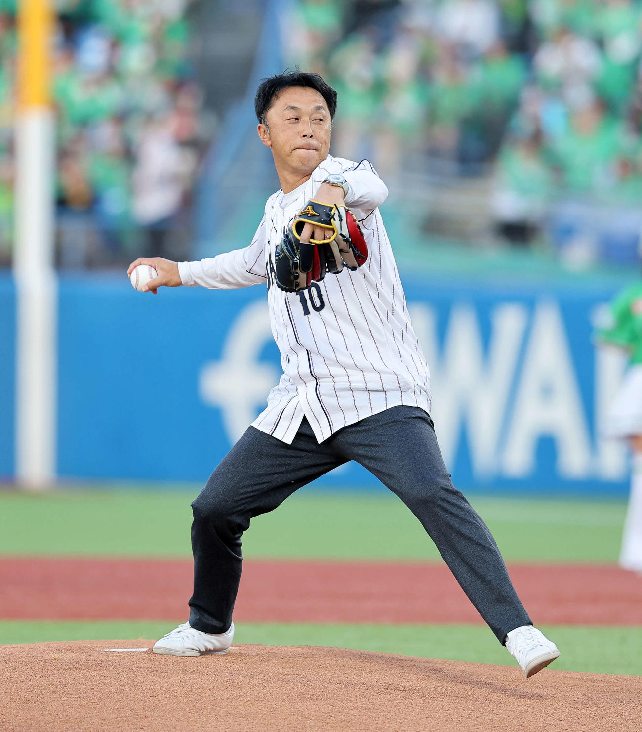 ヤクルト対巨人　始球式に臨む宮本氏（撮影・鈴木正人）