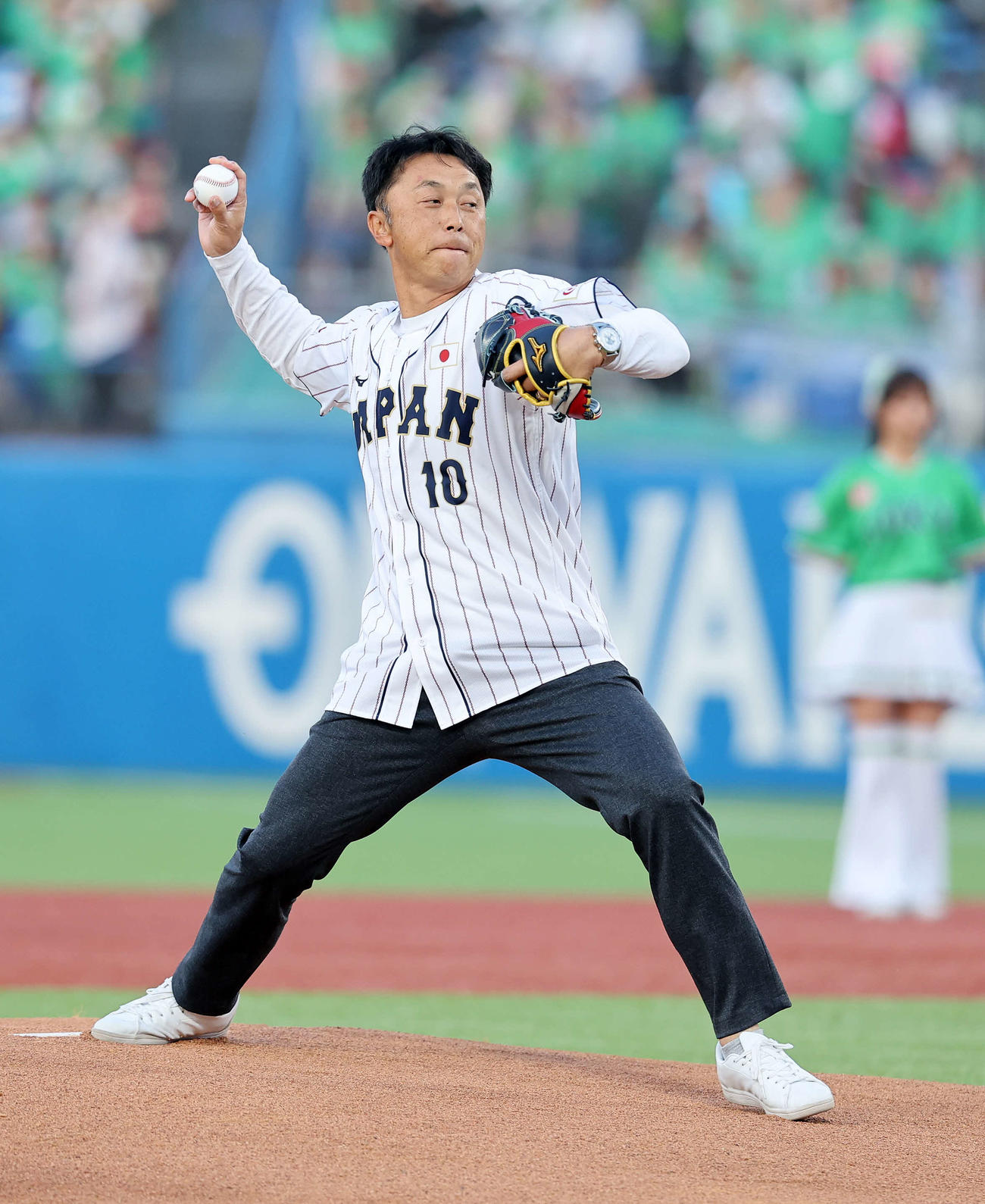 ヤクルト対巨人　始球式で投球する宮本氏（撮影・鈴木正人）