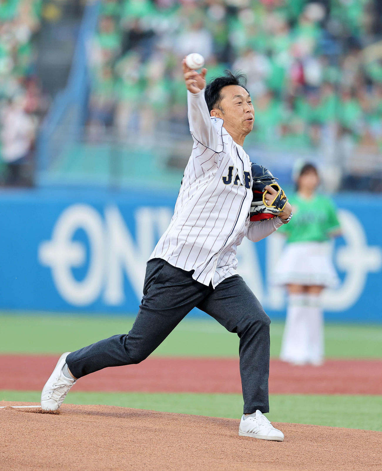 ヤクルト対巨人　始球式に臨む宮本氏（撮影・鈴木正人）
