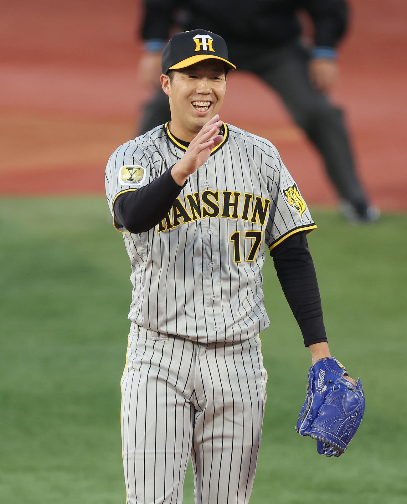 DeNA対阪神　1回裏DeNA1死一、二塁、ボール判定に苦笑いを見せる青柳（撮影・前田充）