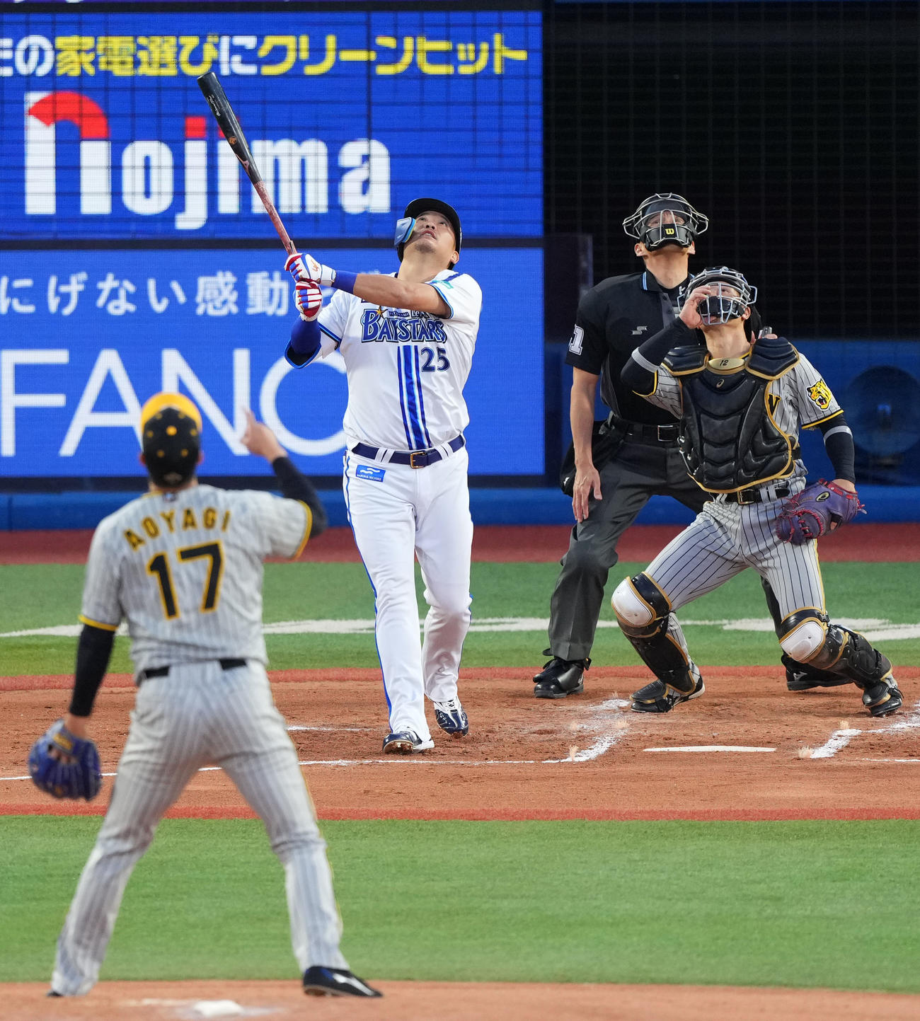 DeNA対阪神　1回裏DeNA1死満塁、遊飛に倒れる筒香。投手青柳（撮影・横山健太）