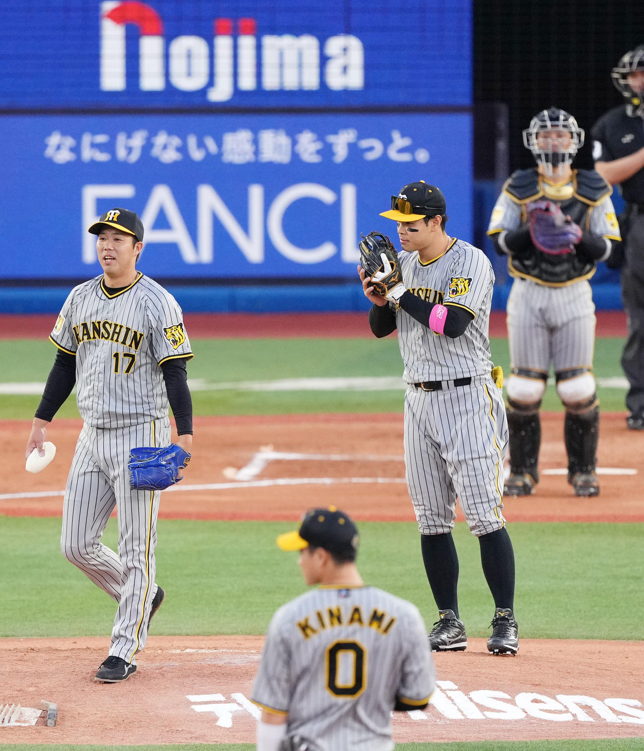 DeNA対阪神　1回裏DeNA1死一、二塁、牧に四球を与え苦笑いを浮かべる青柳（左）（撮影・横山健太）