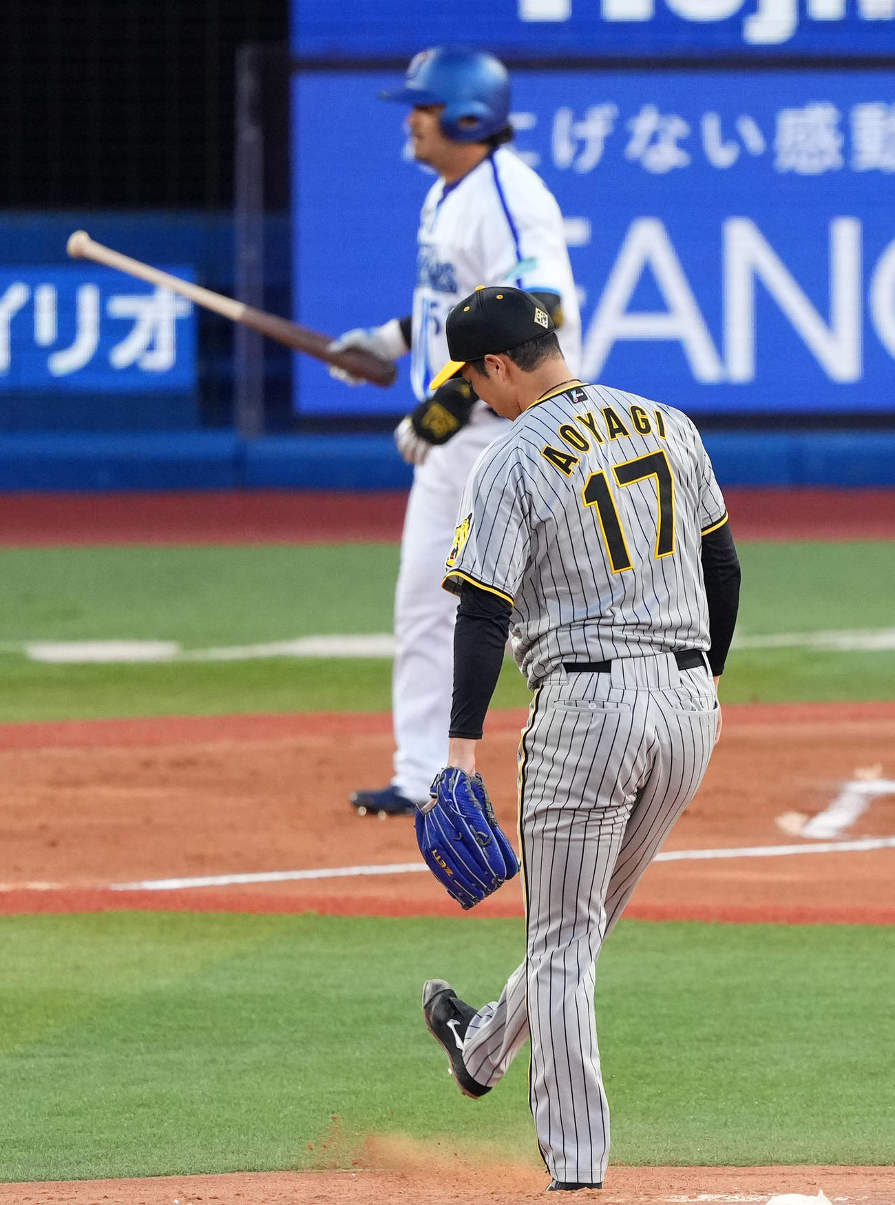 DeNA対阪神　1回裏DeNA1死満塁、宮崎に押し出し四球を与え肩を落とす青柳（撮影・横山健太）