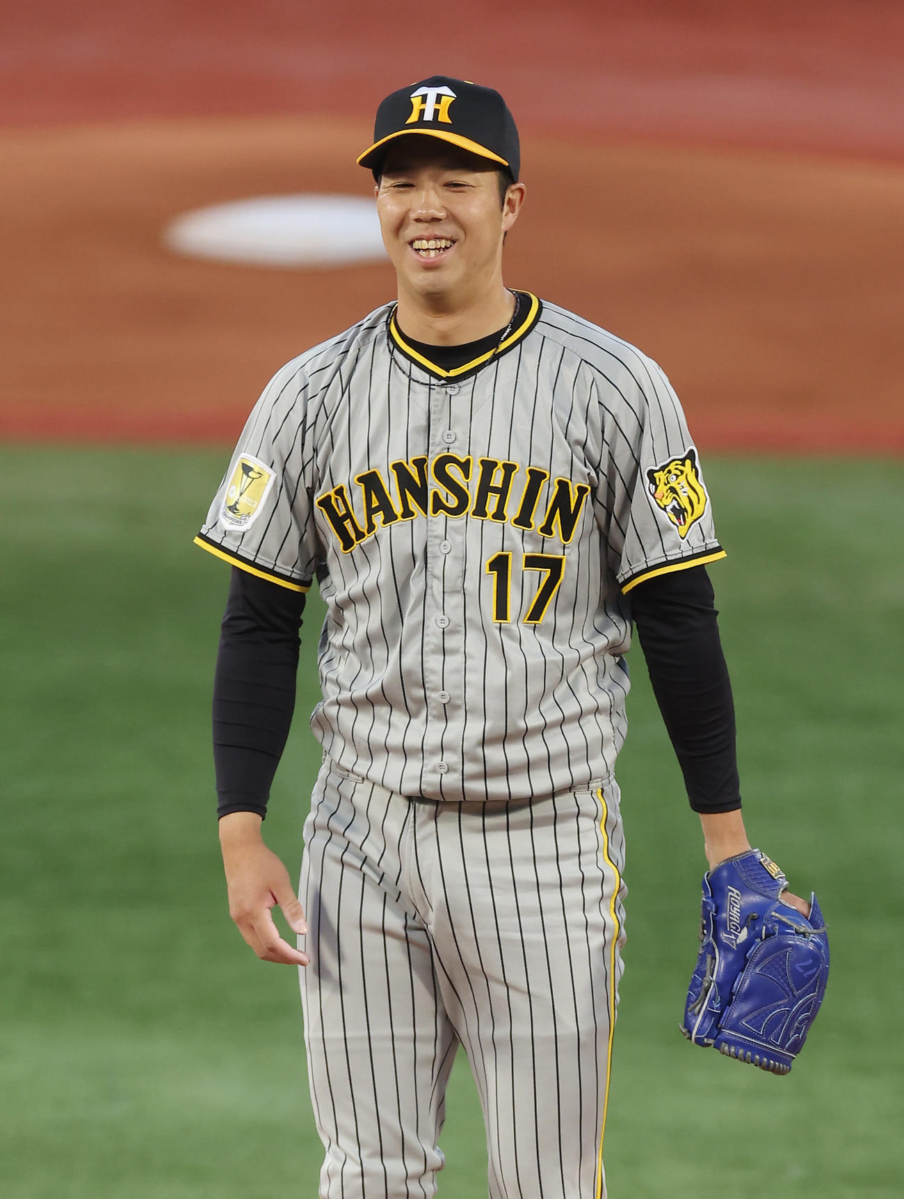 DeNA対阪神　1回裏DeNA1死満塁、ボール判定に苦笑いを見せる青柳（撮影・前田充）