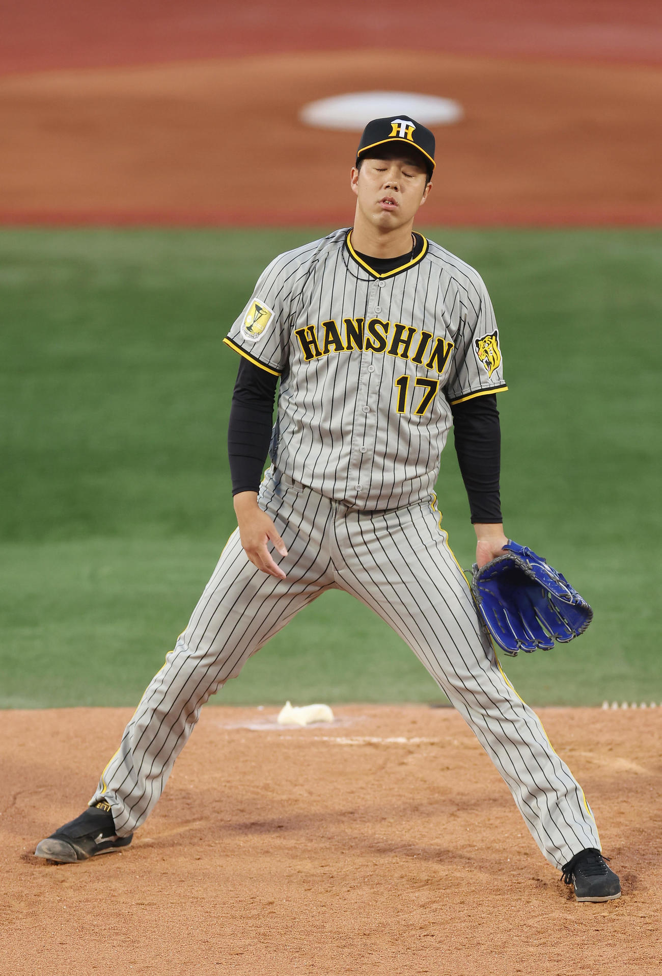 DeNA対阪神　1回裏DeNA1死満塁、宮崎に押し出し四球を与えた青柳（撮影・前田充）