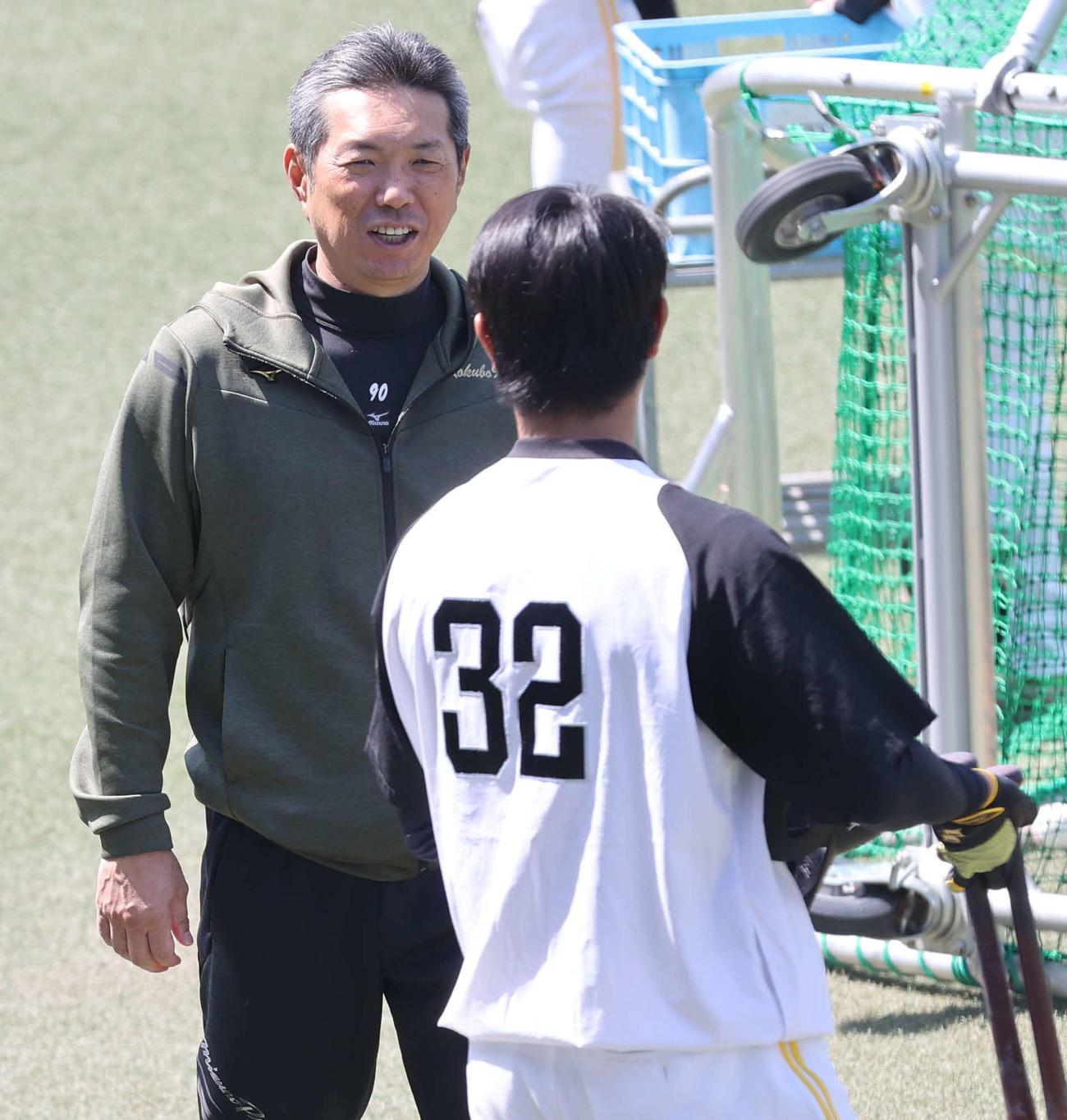柳町（手前）と話をする小久保監督（撮影・梅根麻紀）