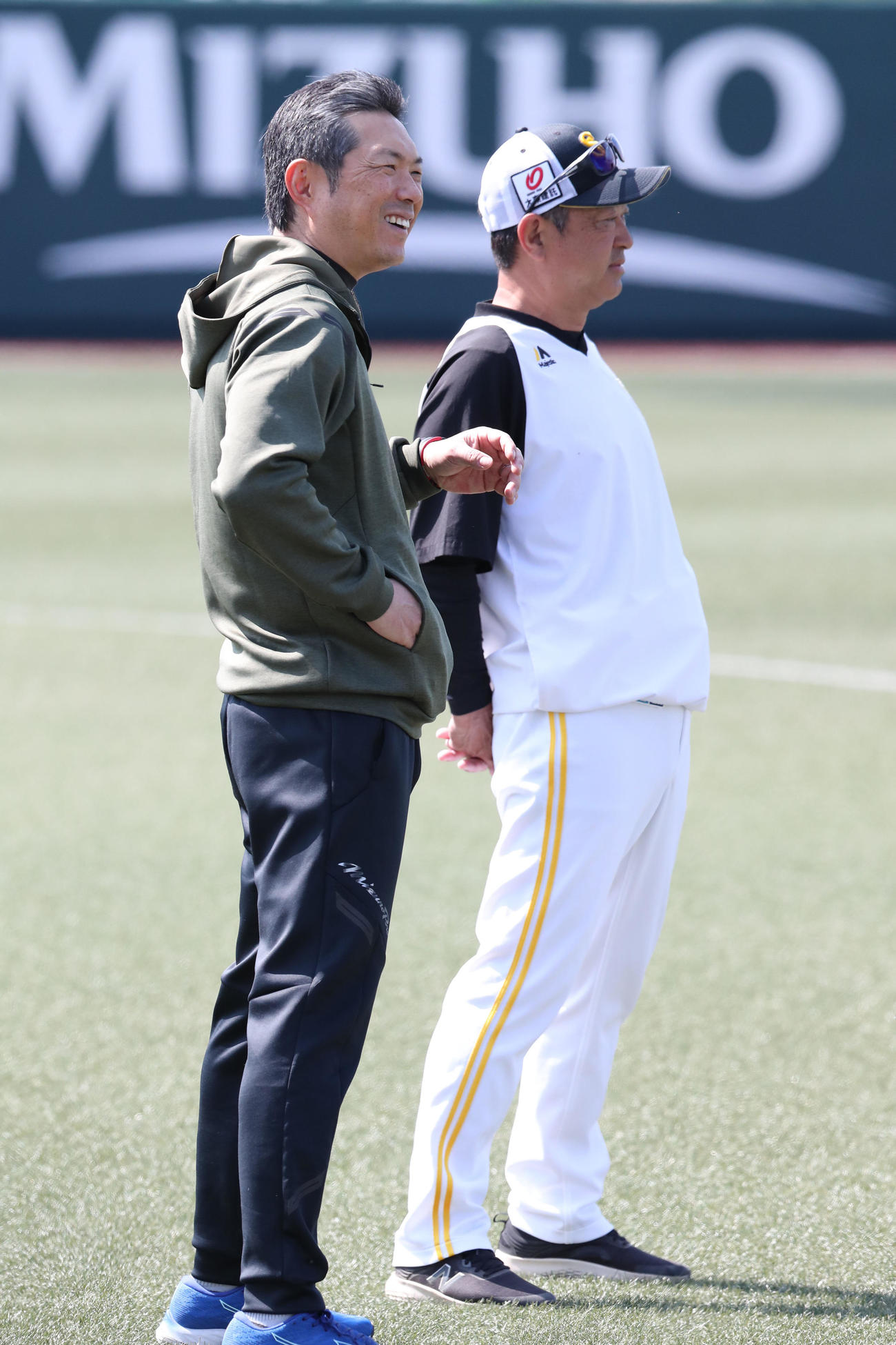 松山2軍監督と話をする小久保監督（撮影・梅根麻紀）