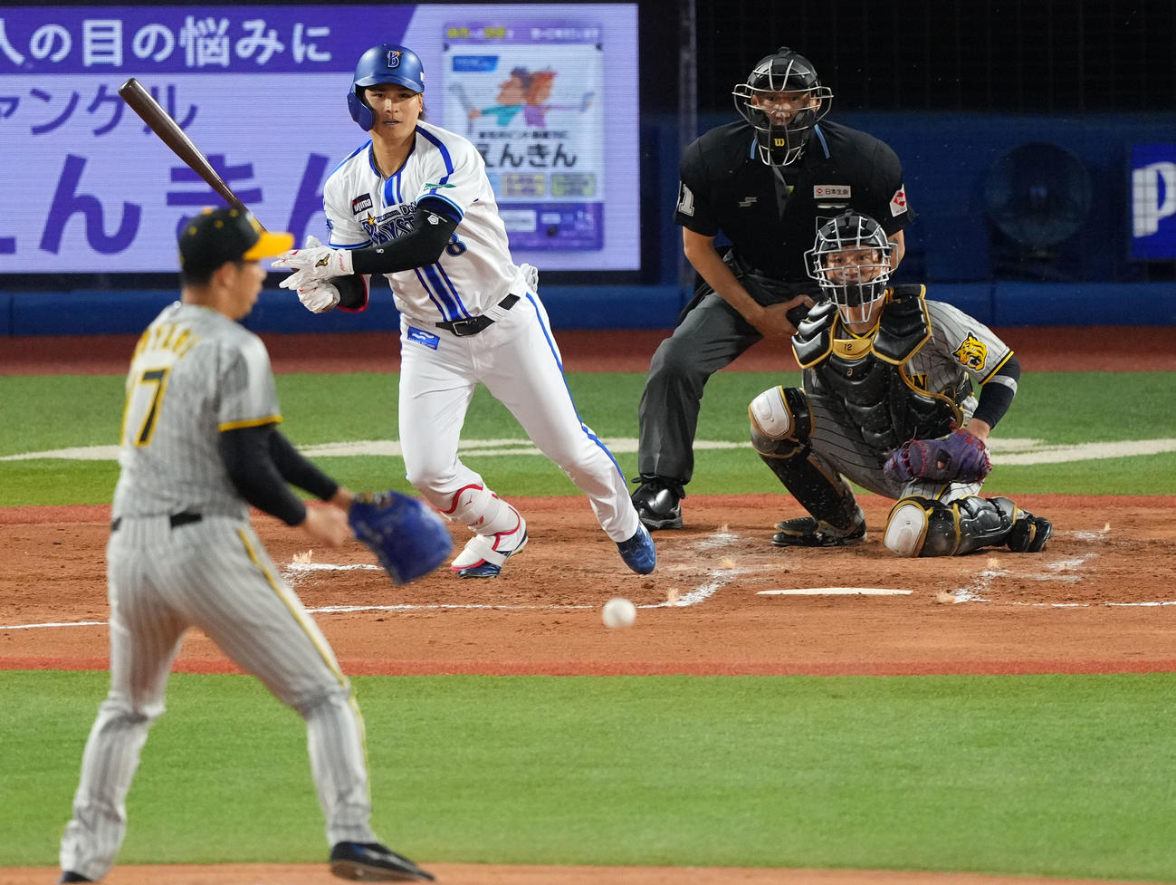 DeNA対阪神　2回裏DeNA1死一塁、中前打を放つ神里。投手青柳（撮影・横山健太）