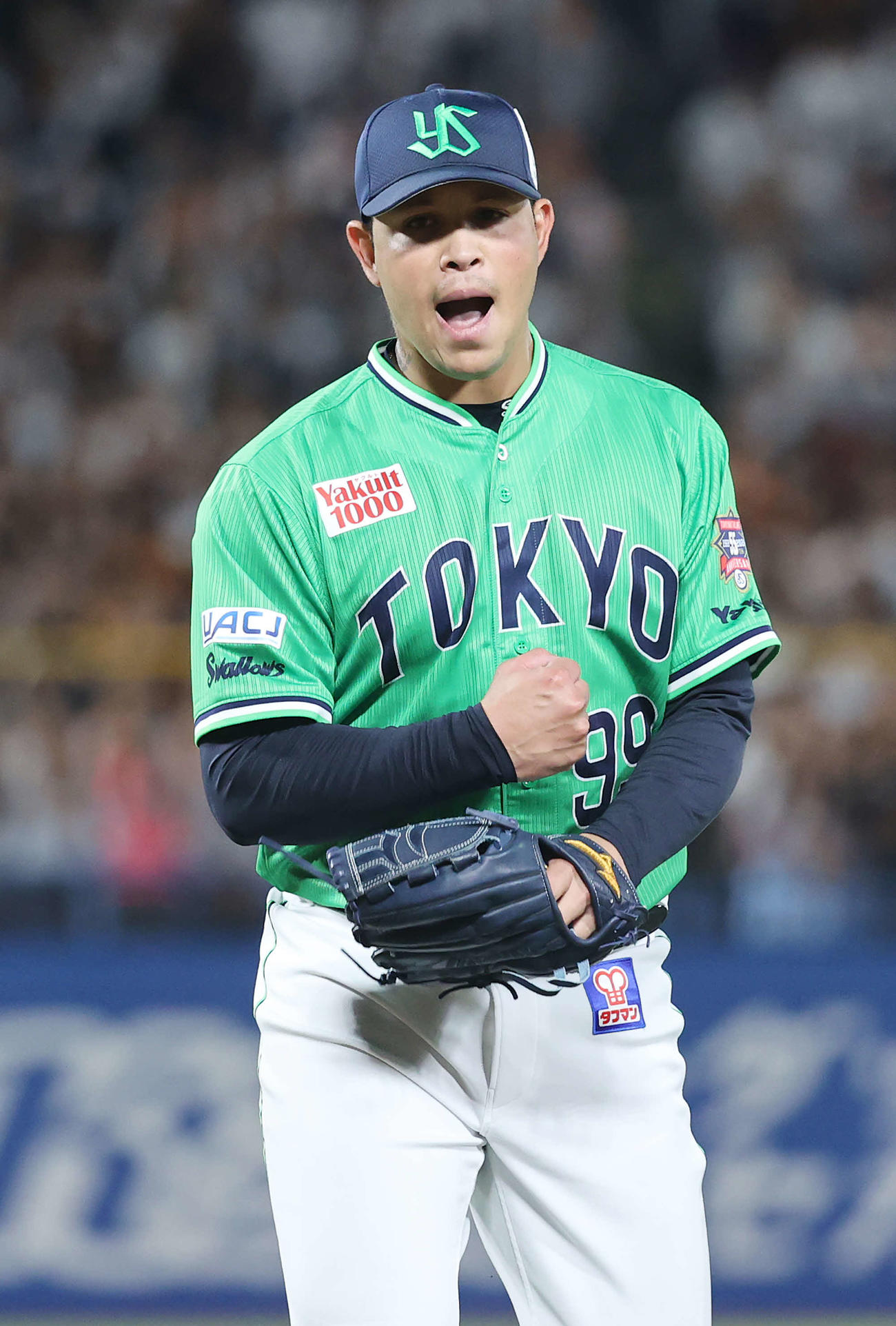 ヤクルト対巨人　5回表巨人2死二、三塁、丸を二ゴロに仕留め、雄たけびを上げるヤフーレ（撮影・河野匠）