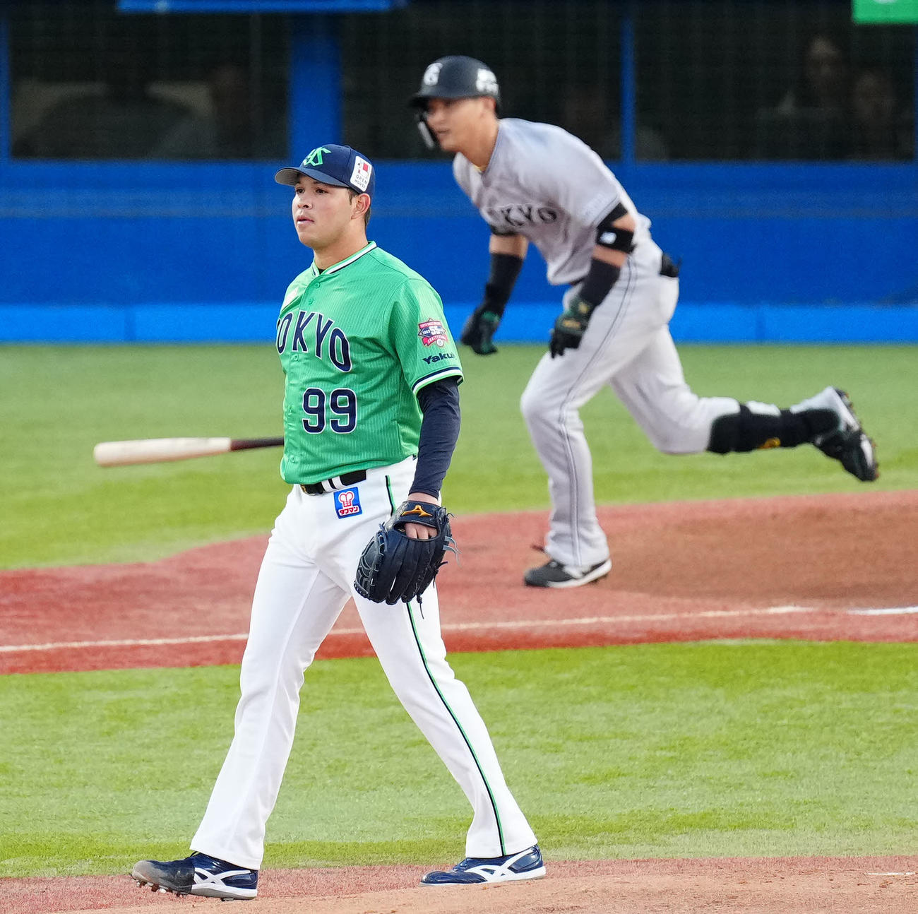 ヤクルト対巨人　1回表巨人2死、吉川（後方）に先制ソロ本塁打を浴びるヤフーレ（撮影・江口和貴）
