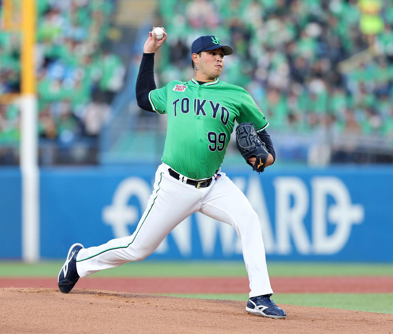 ヤクルト対巨人　力投するヤクルト先発のヤフーレ（撮影・鈴木正人）