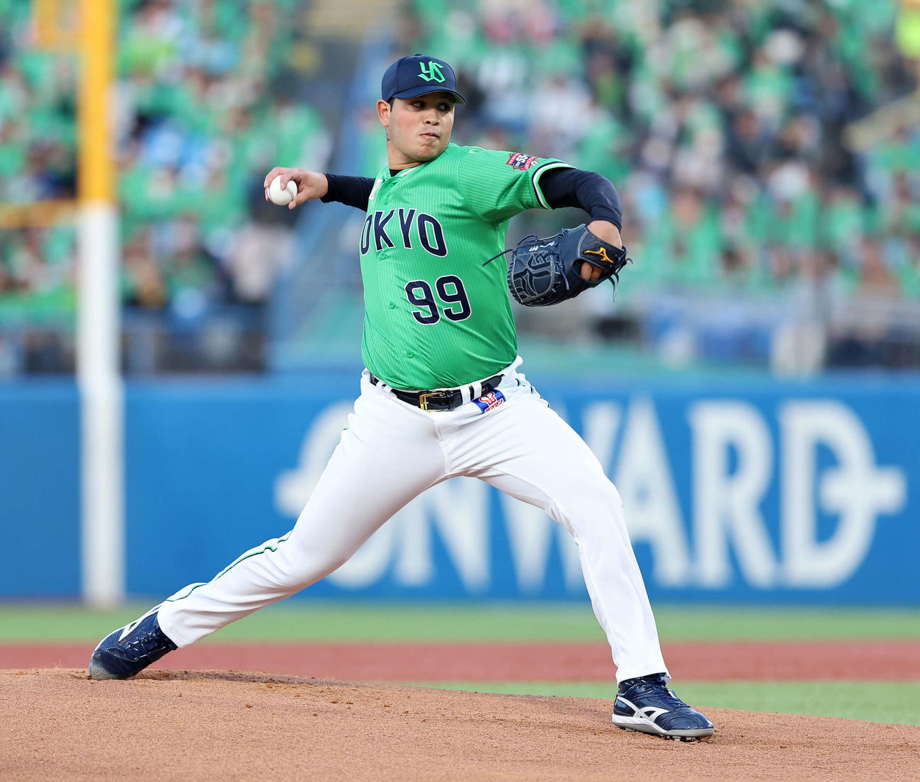 ヤクルト対巨人　力投するヤクルト先発のヤフーレ（撮影・鈴木正人）