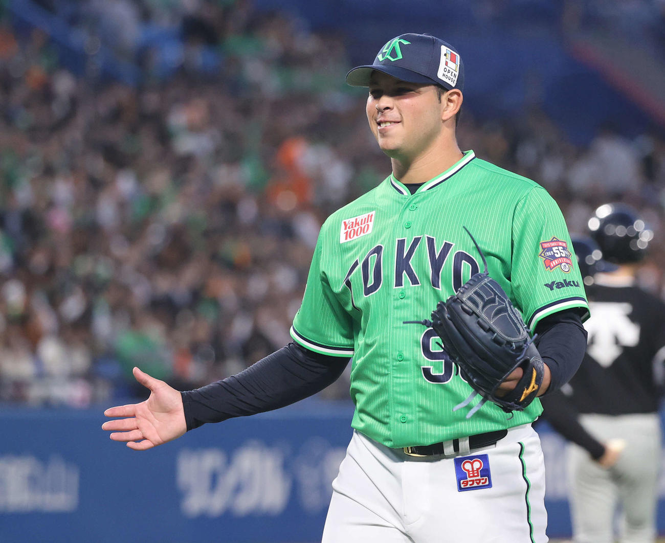 ヤクルト対巨人　3回表を無失点に抑え、笑顔でグラブをたたくヤフーレ（撮影・河野匠）