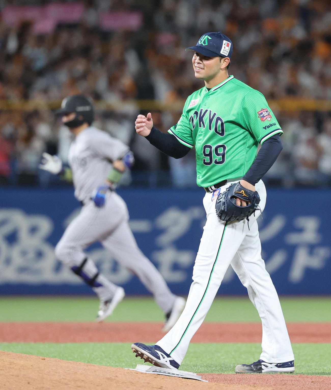 ヤクルト対巨人　7回表巨人1死、小林（後方）に本塁打を浴び、苦笑いのヤフーレ（撮影・河野匠）