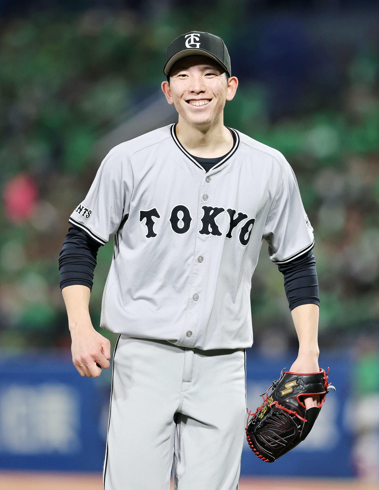 ヤクルト対巨人　7回裏、ヤクルトの攻撃を抑え笑顔でベンチに引き揚げる巨人戸郷（撮影・鈴木正人）