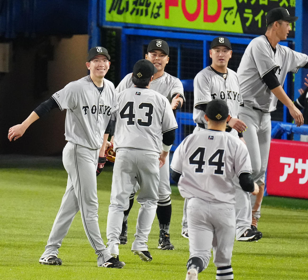 ヤクルト対巨人　7回裏終了後、笑顔でベンチに引き揚げる巨人先発の戸郷（左端）（撮影・江口和貴）
