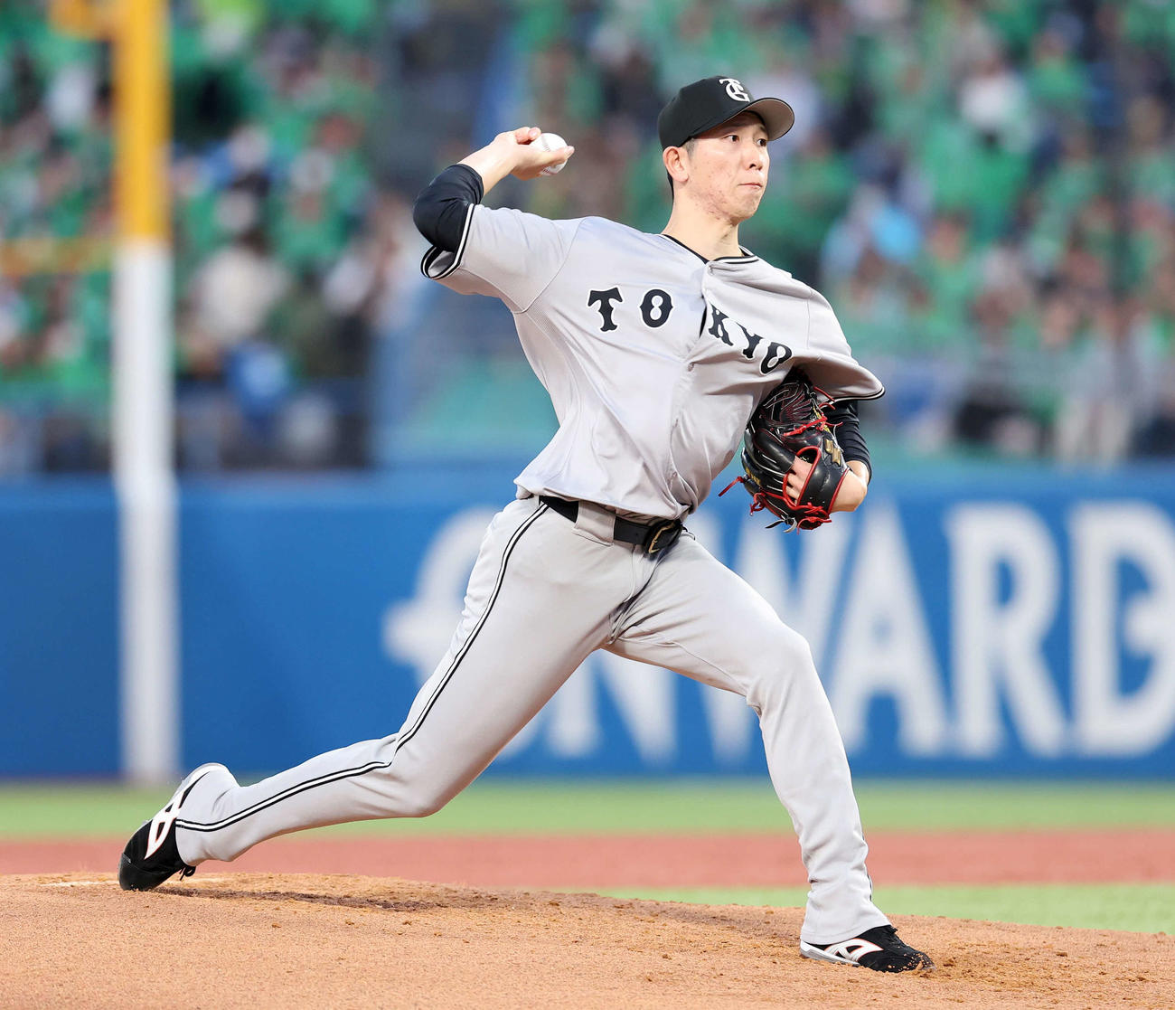 ヤクルト対巨人　力投する巨人先発の戸郷（撮影・鈴木正人）