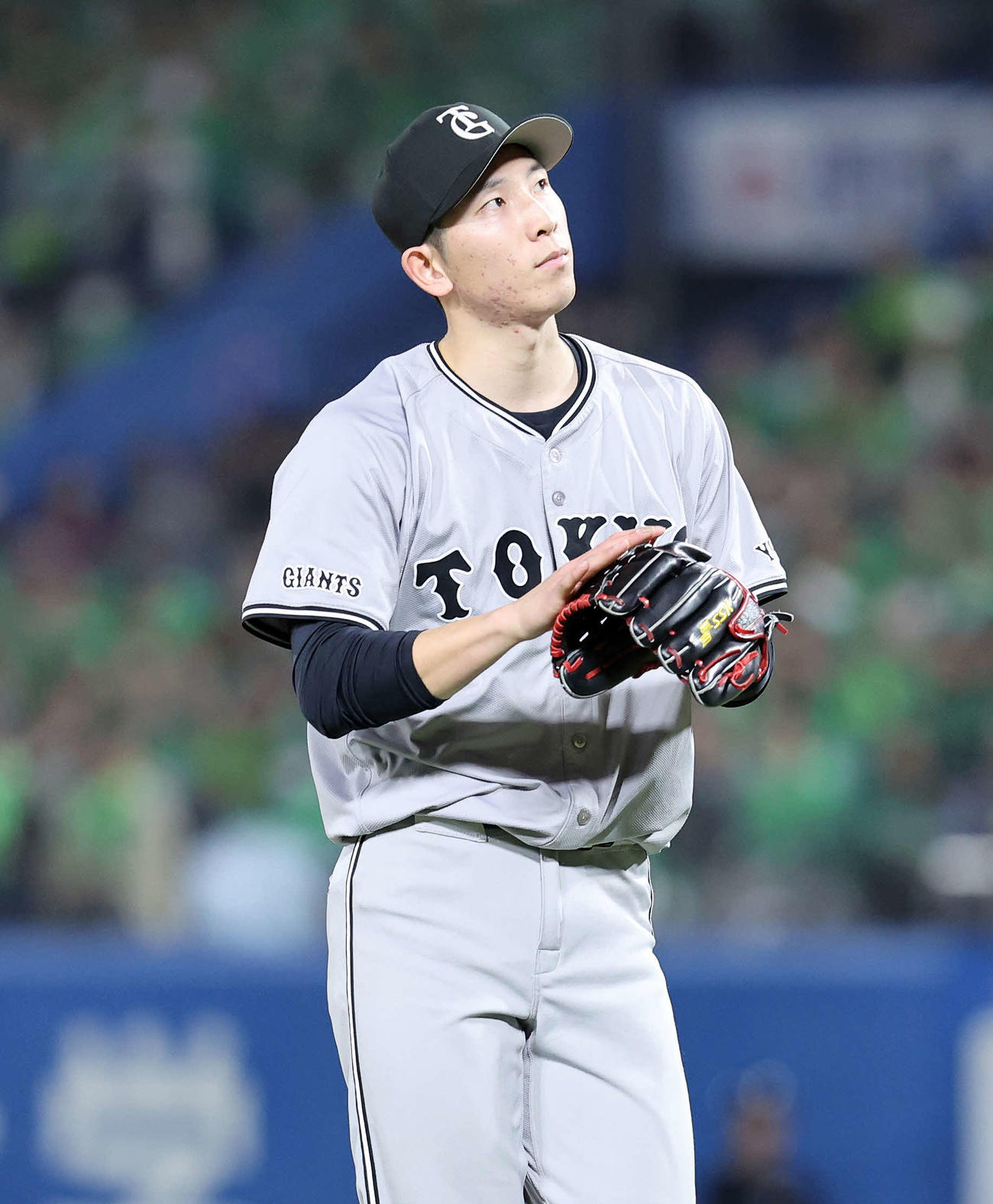 ヤクルト対巨人　6回裏、ヤクルトの攻撃を抑えベンチに引き揚げる巨人戸郷（撮影・鈴木正人）