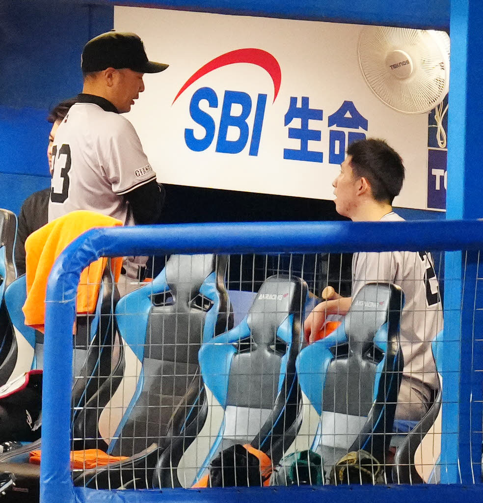 ヤクルト対巨人　7回裏終了後、巨人阿部監督（左）から声をかけられる先発の戸郷（撮影・江口和貴）