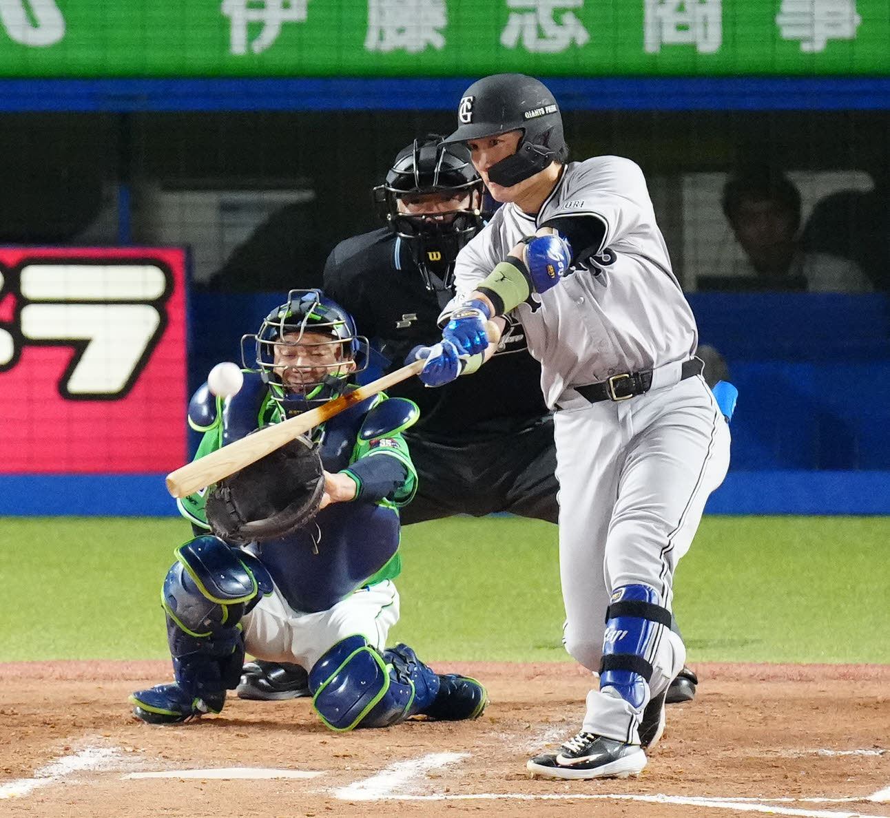 ヤクルト対巨人　7回表巨人1死、左越えソロ本塁打を放つ小林（撮影・江口和貴）