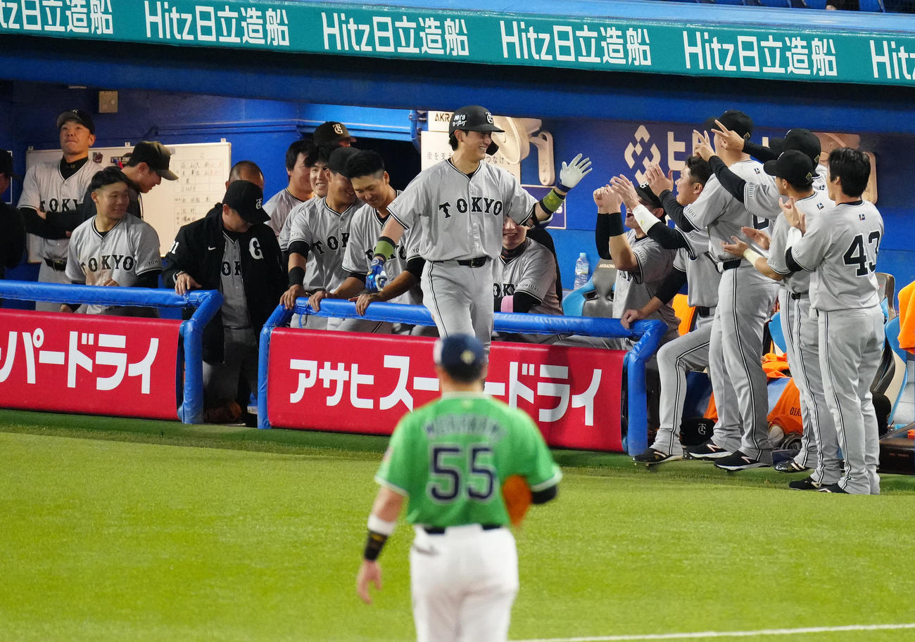 ヤクルト対巨人　7回表巨人1死、ソロ本塁打を放ちタッチを交わす小林（中央）（撮影・江口和貴）