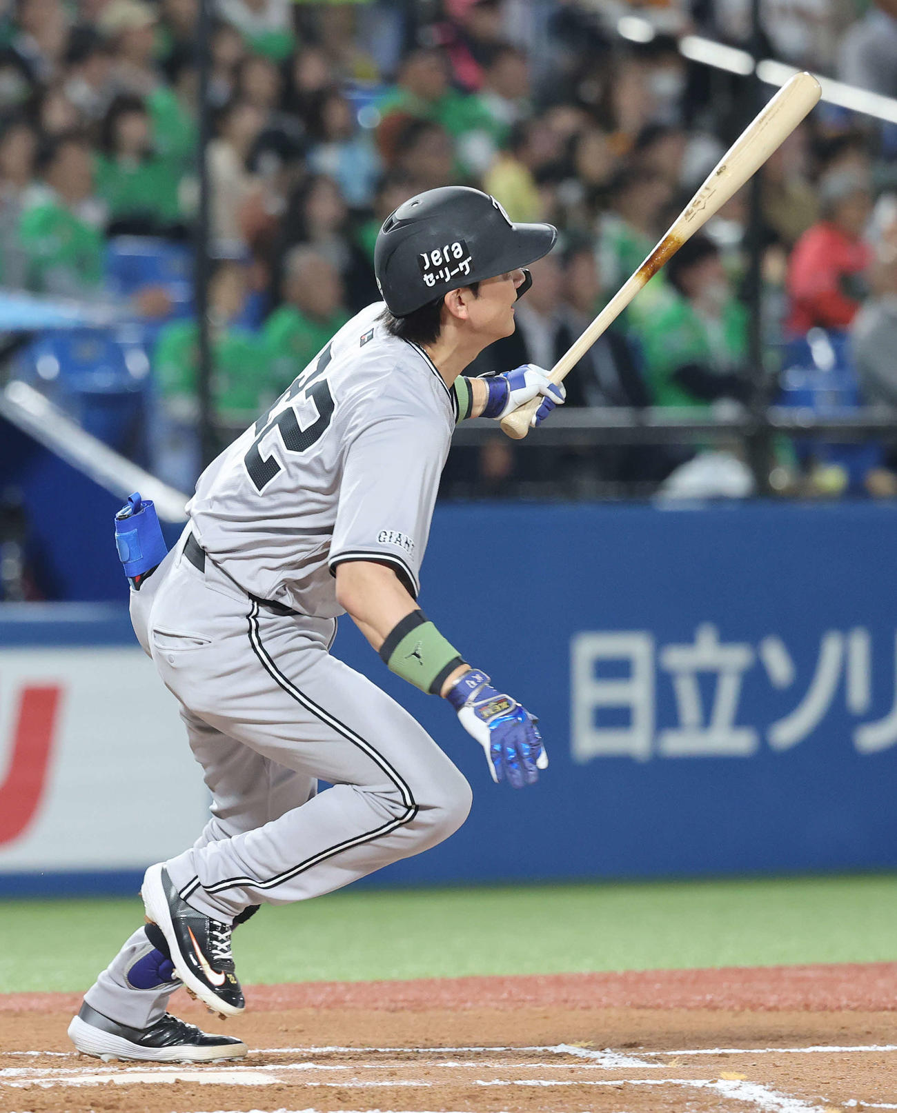ヤクルト対巨人　7回表巨人1死、本塁打を放つ小林（撮影・河野匠）