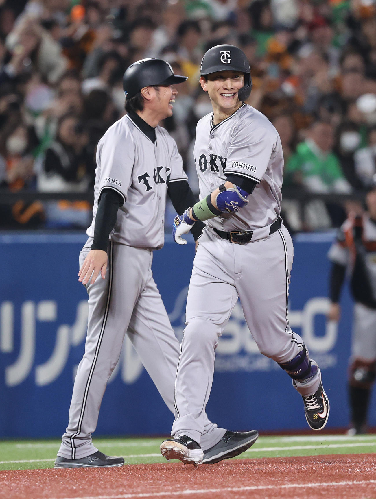 ヤクルト対巨人　7回表巨人1死、本塁打を放ち亀井コーチ（左）とタッチを交わして笑顔を見せる小林（撮影・河野匠）