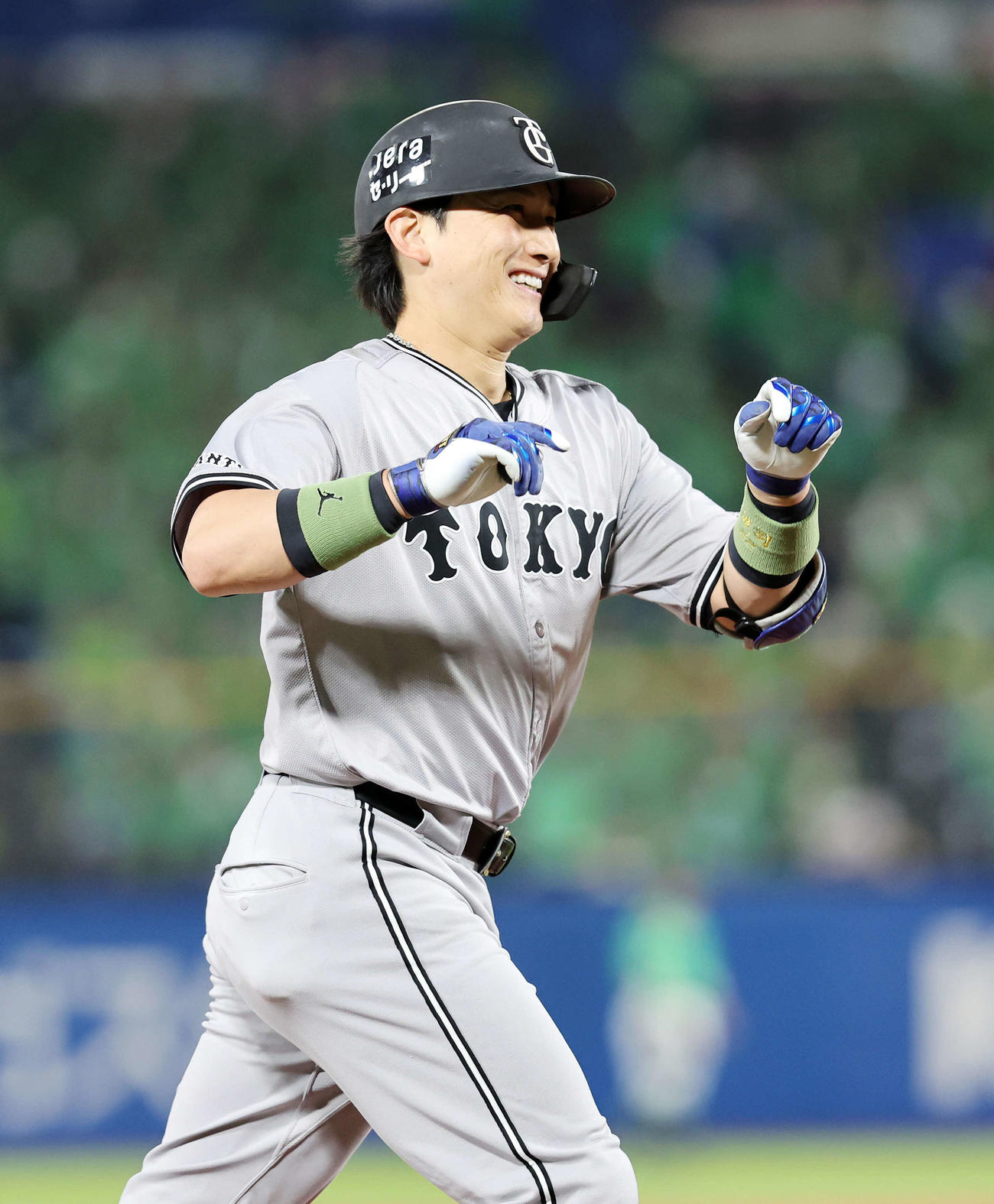 ヤクルト対巨人　7回表巨人1死、小林は左越えソロ本塁打を放ち笑顔を見せる（撮影・鈴木正人）