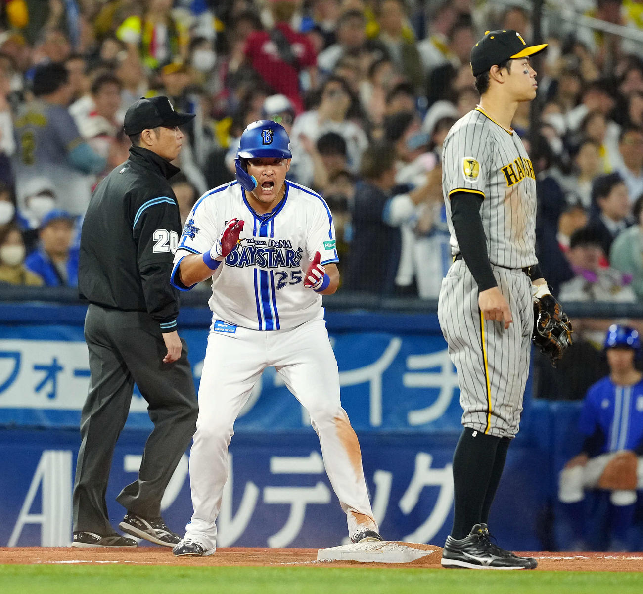DeNA対阪神　6回裏DeNA無死三塁、中越えに適時三塁打を放ちほえる筒香（撮影・たえ見朱実）