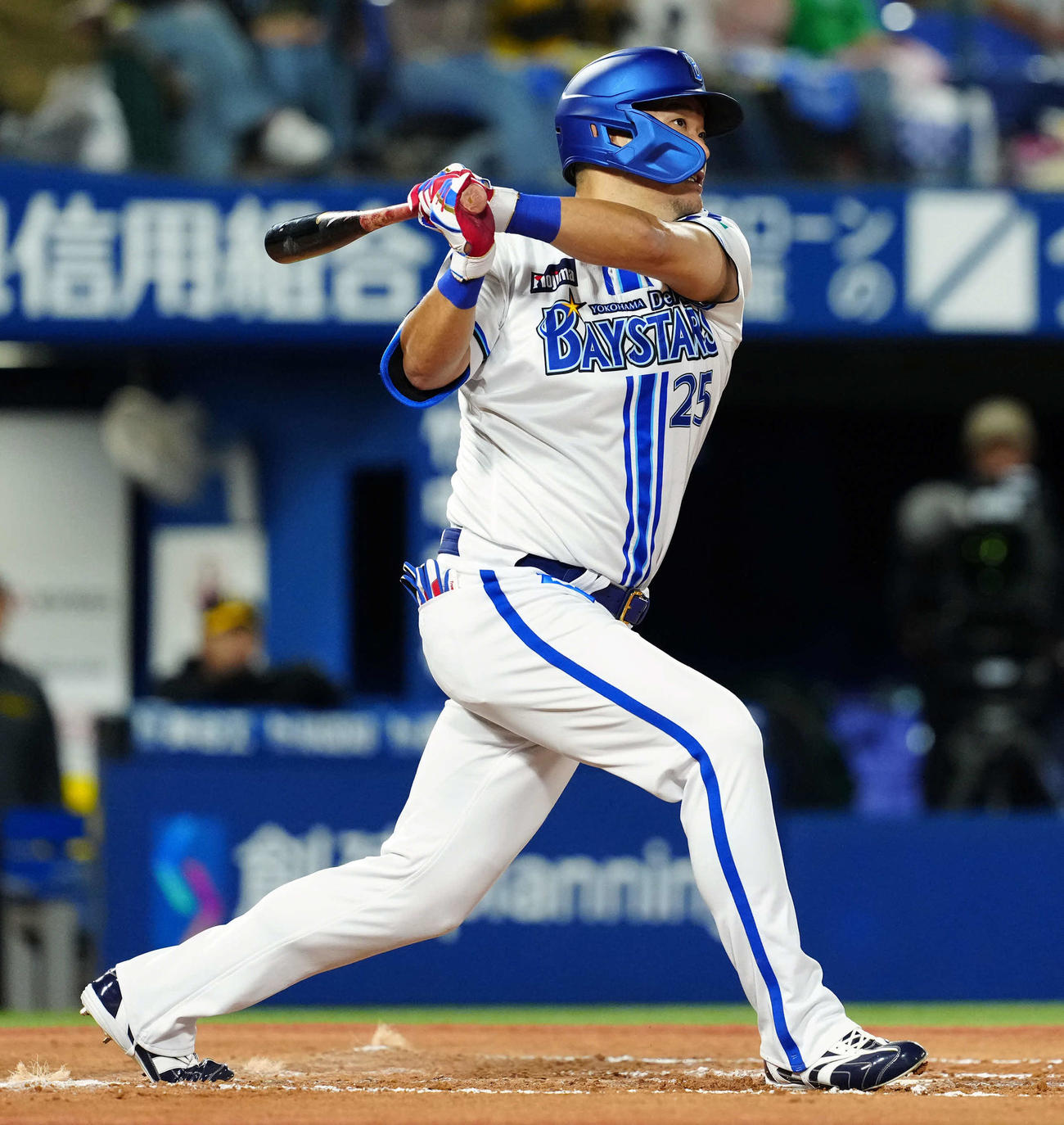 DeNA対阪神　6回裏DeNA無死三塁、中越えに適時三塁打を放つ筒香（撮影・たえ見朱実）