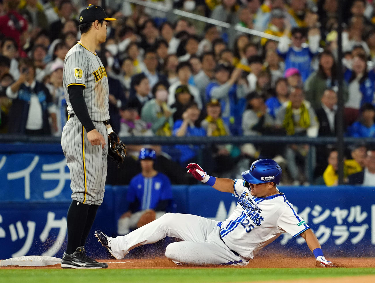DeNA対阪神　6回裏DeNA無死三塁、中越えに適時三塁打を放った筒香（撮影・たえ見朱実）