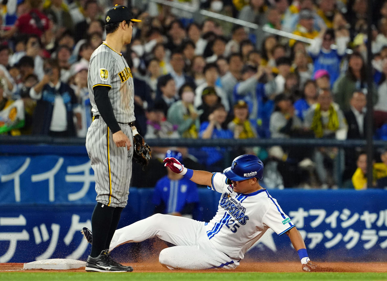 DeNA対阪神　6回裏DeNA無死三塁、中越えに適時三塁打を放った筒香（撮影・たえ見朱実）
