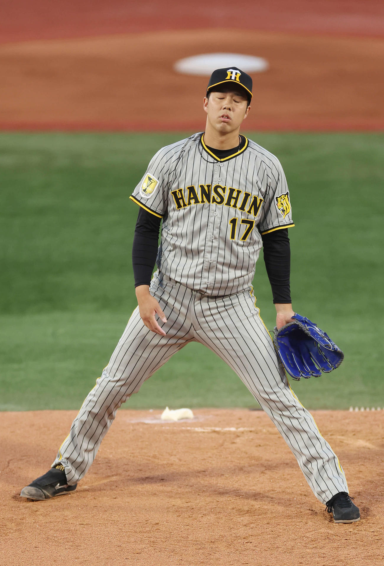 DeNA対阪神　1回裏DeNA1死満塁、宮崎に押し出し四球を与えた青柳（撮影・前田充）