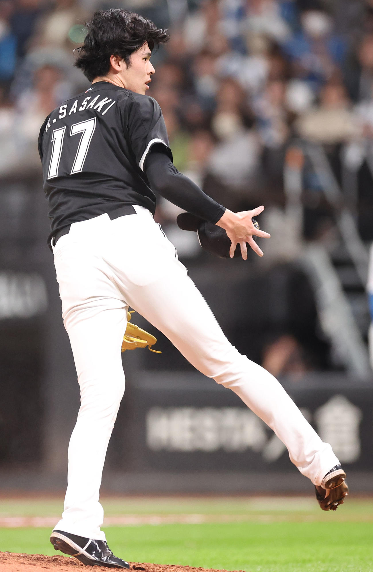 日本ハム対ロッテ　6回裏日本ハム2死二、三塁、松本剛に同点となる右前2点適時打を浴びる佐々木（撮影・佐藤翔太）