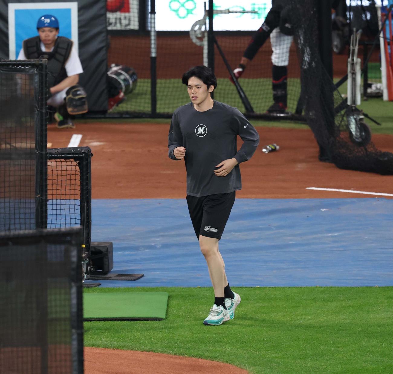 日本ハム対ロッテ　試合雨、マウンドを確認する佐々木（撮影・黒川智章）